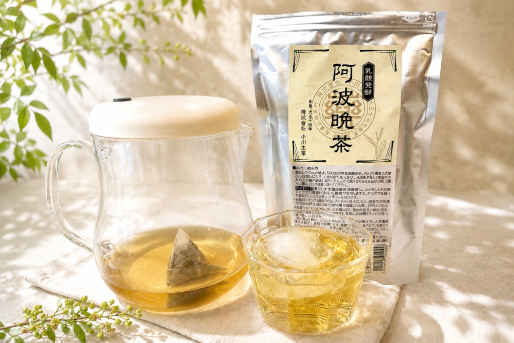 阿波晩茶を水出しにしている様子
