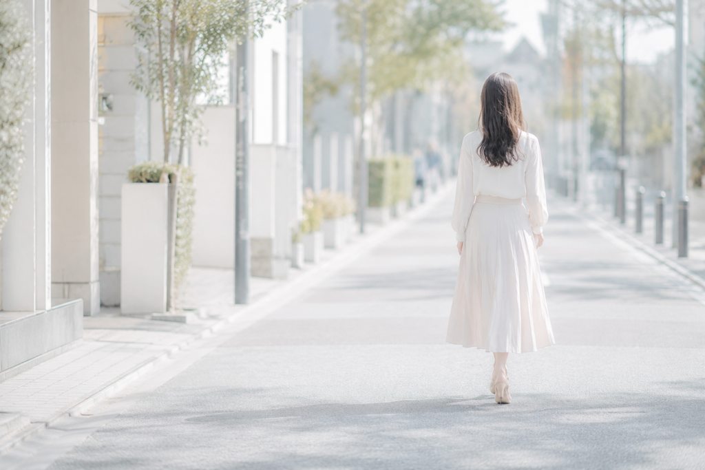 街で歩く細見の女性