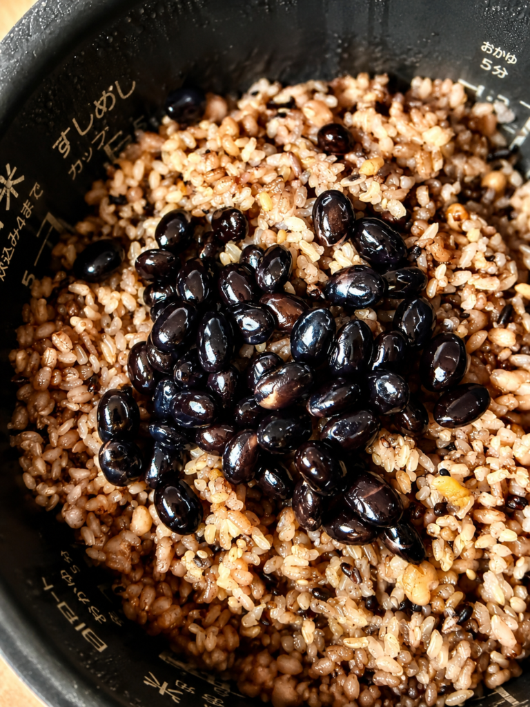玄米ベースの雑穀米に黒豆もプラス