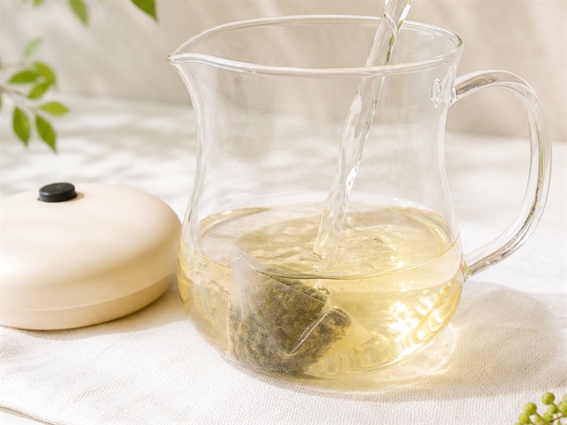 水出しで阿波晩茶を作っている